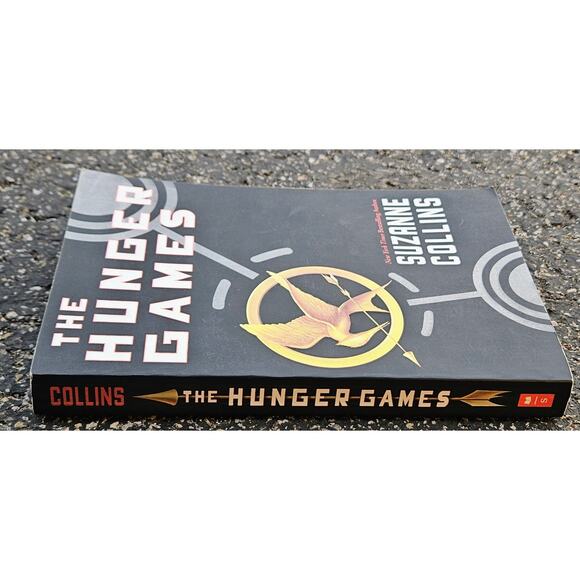 The Hunger Games Paperback Book 1 Of 3 Suzanne Collins MINT - Picture 3 of 5